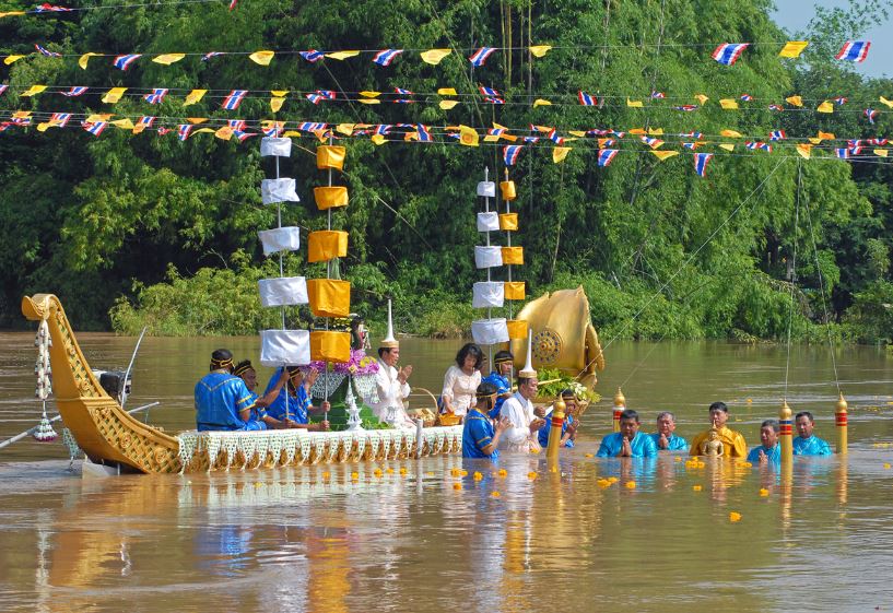 ประเพณีอุ้มพระดำน้ำ เพชรบูรณ์