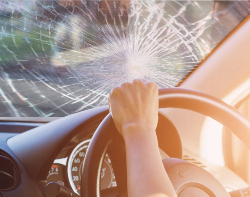 ปัญหาโลกแตก หินดีดใส่กระจกหน้ารถเสียหาย เคลมได้ไหม ?